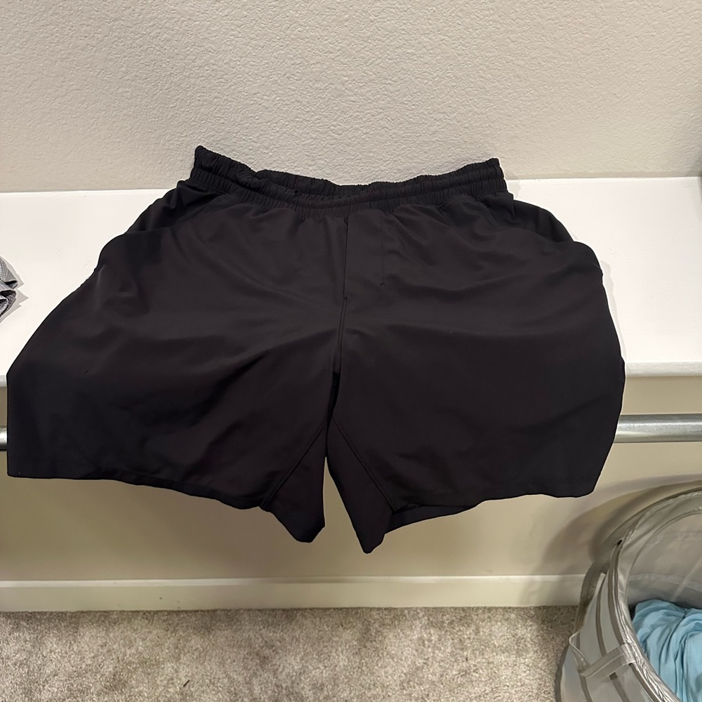 Men’s Lululemon running shorts with liner